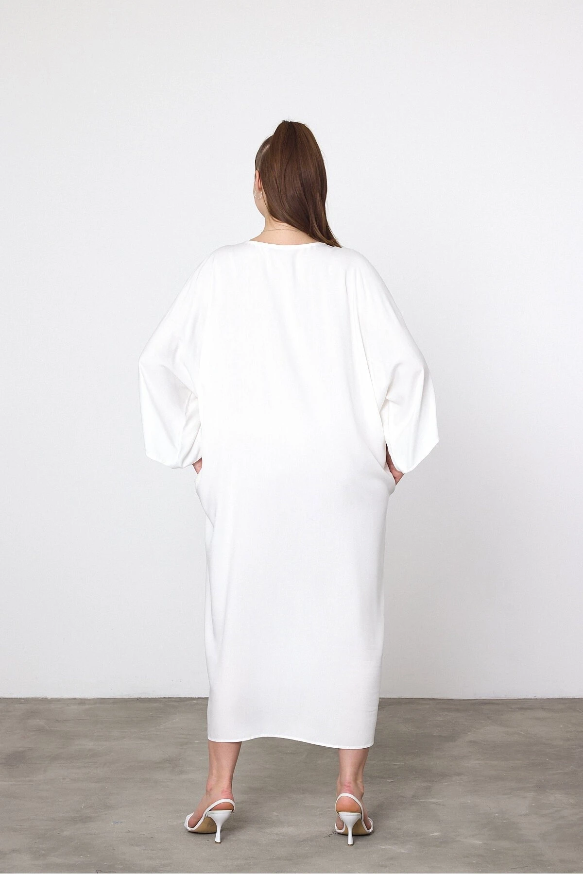 Kadın Beyaz V Yaka Nakış Detaylı Büyük Beden Gömlek Elbise HZL25S-VM10421