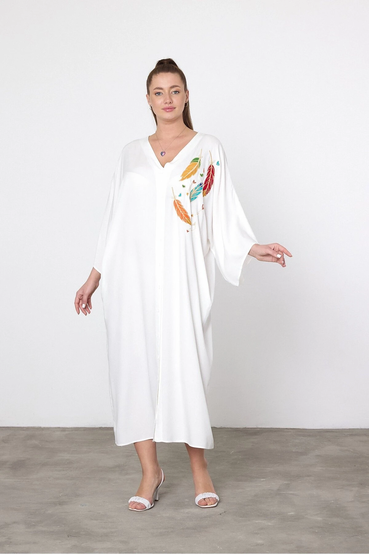 Kadın Beyaz V Yaka Nakış Detaylı Büyük Beden Gömlek Elbise HZL25S-VM10421