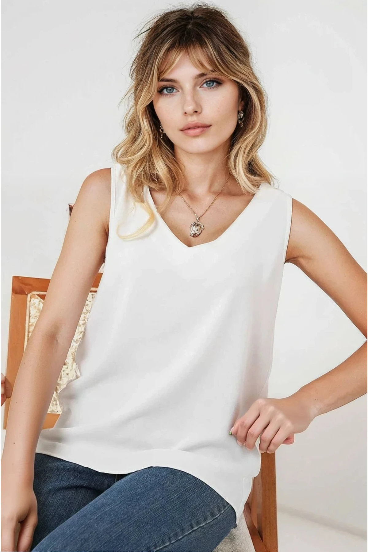 Kadın Beyaz V Yaka Sıfır Kol Bluz HZL25S-BD19501