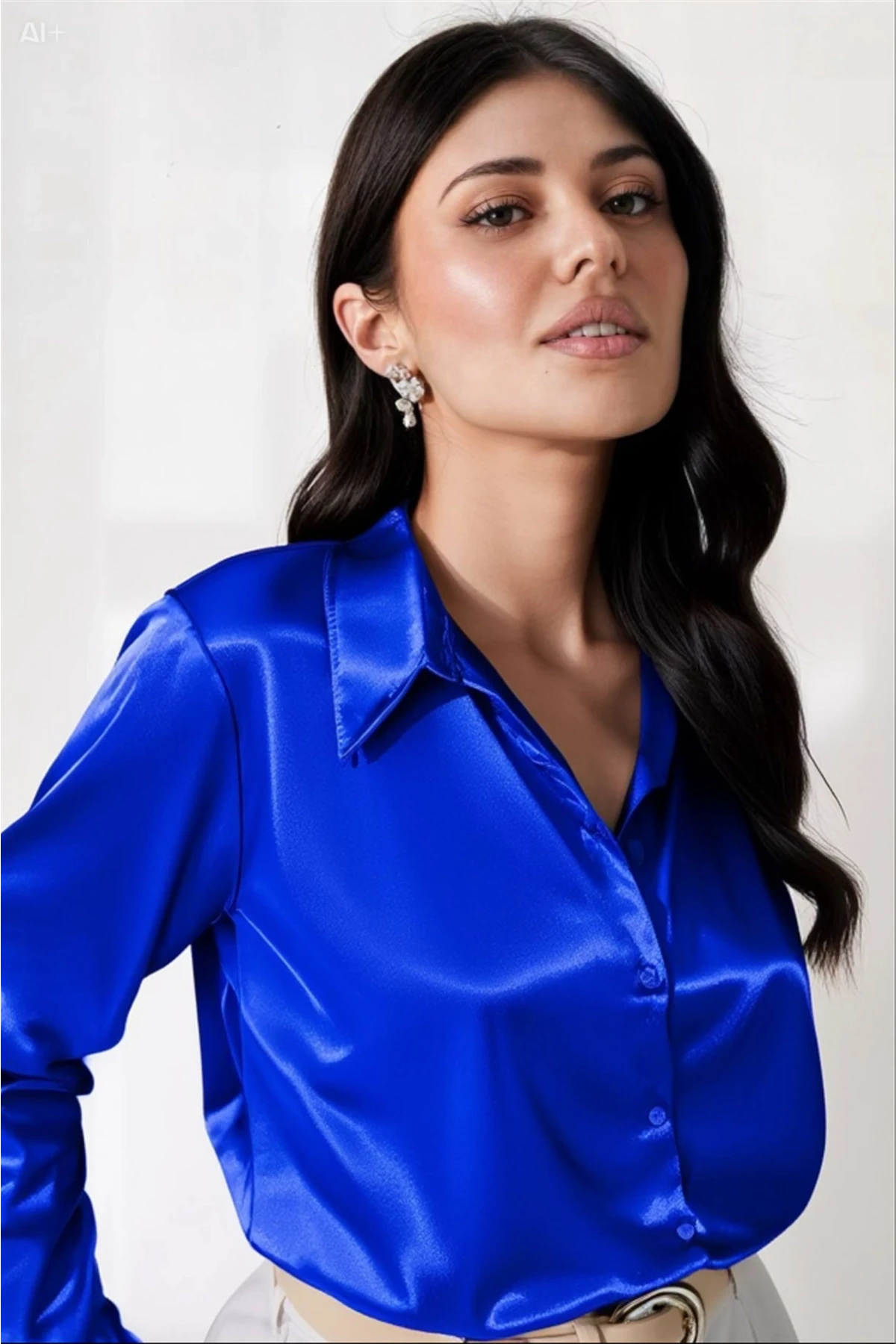 Kadın Canlı Mavi Hafif Dökümlü Saten Yüzeyli Gömlek HZL22W-BD139641