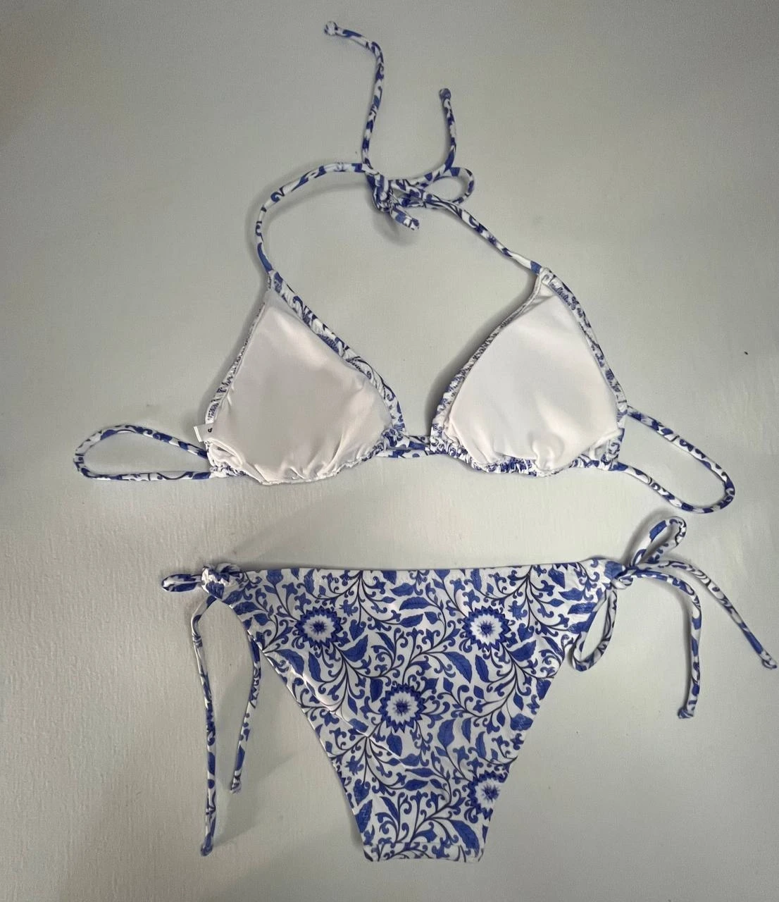 Kadın Çini Desen Mavi Beyaz Desen Boyundan İp Bağlamalı Üçgen Bikini Takımı HZL25S-LC5005
