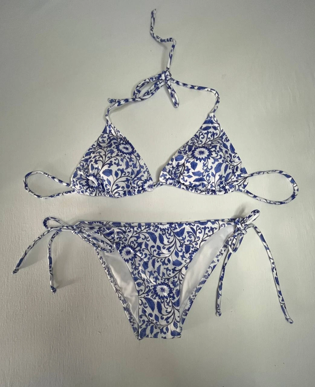 Kadın Çini Desen Mavi Beyaz Desen Boyundan İp Bağlamalı Üçgen Bikini Takımı HZL25S-LC5005