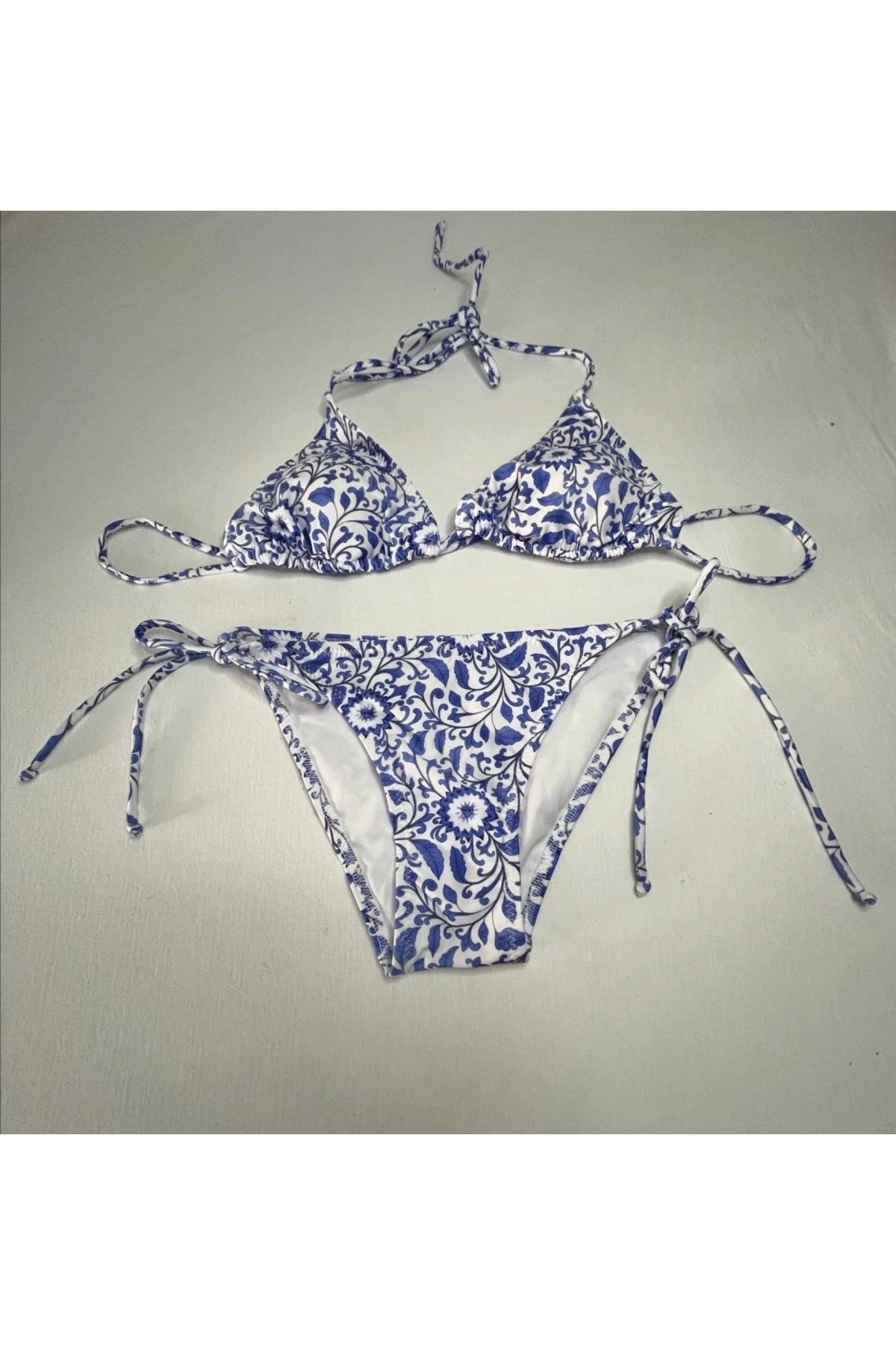 Kadın Çini Desen Mavi Beyaz Desen Boyundan İp Bağlamalı Üçgen Bikini Takımı HZL25S-LC5005