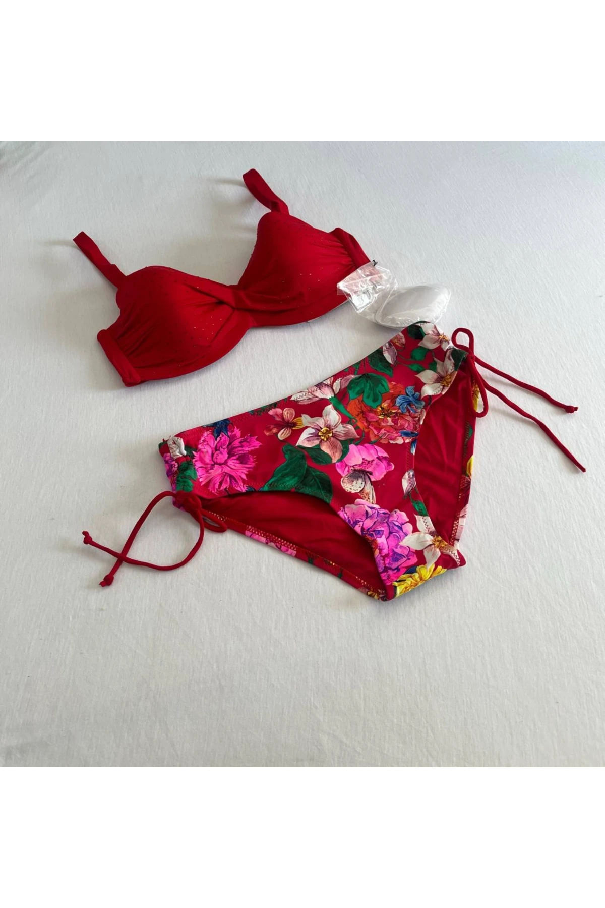 Kadın Kırmızı Taş İşlemeli Çiçek Desenli Bikini Takım HZL25S-LC3368