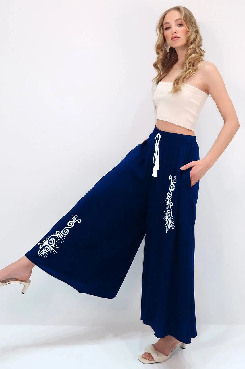 Kadın Lacivert Beli Lastikli Nakış Detaylı Bol Kesim Viskon Pantolon HZL25S-VM10301