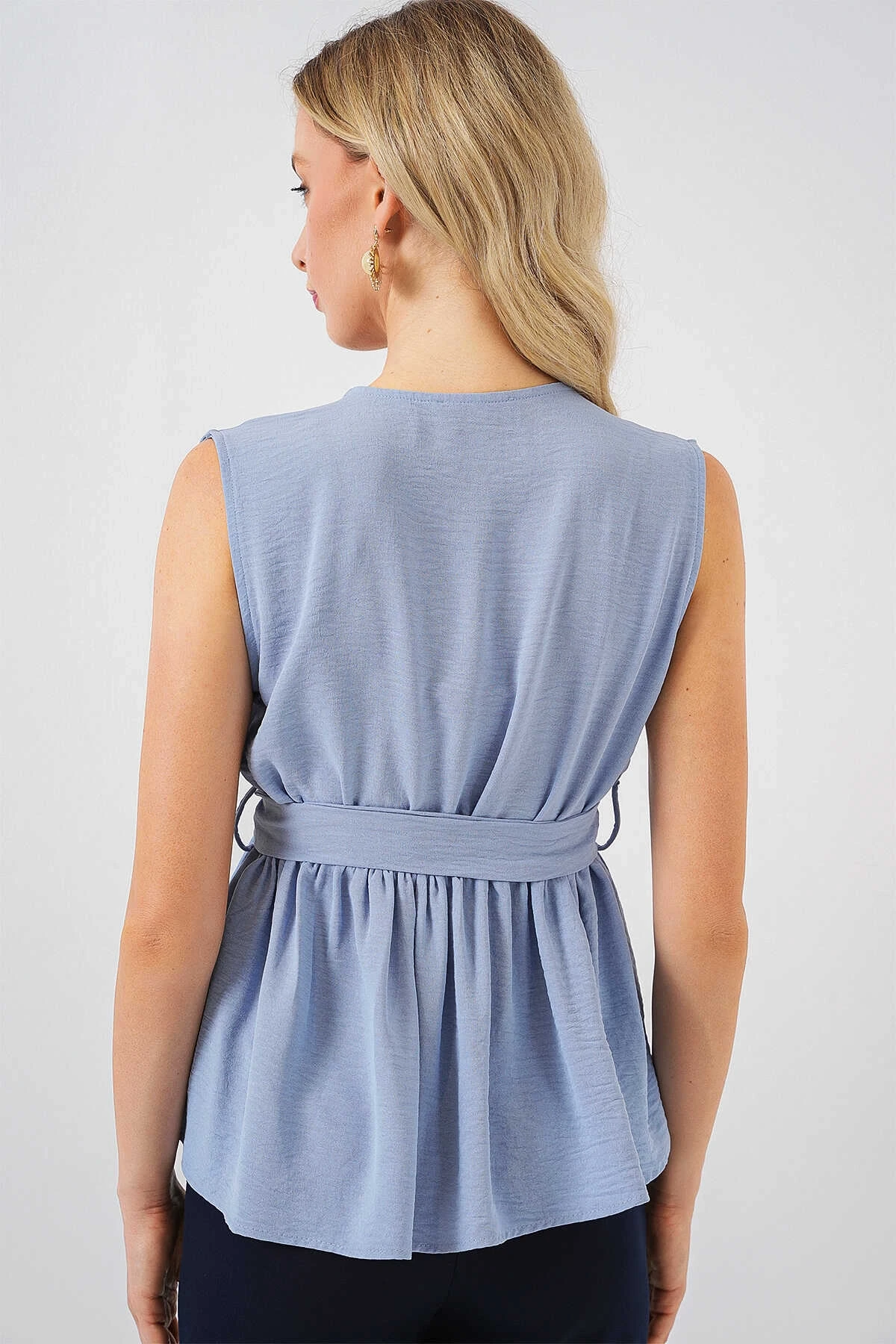 Kadın Mavi Kruvaze Yaka Beli Lastikli Kuşaklı Bluz HZL25S-BD19661