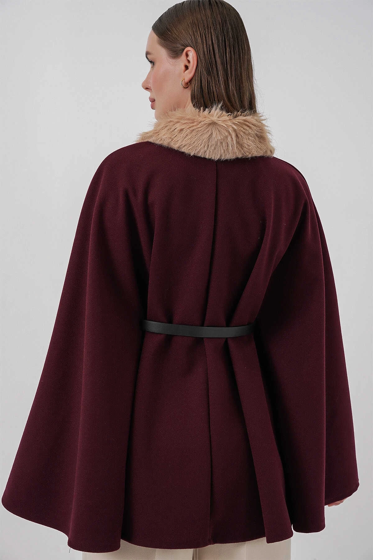 Kadın Mürdüm Yakası Kürklü Düğmeli Kemerli Kaşe Panço HZL25W-BD191651