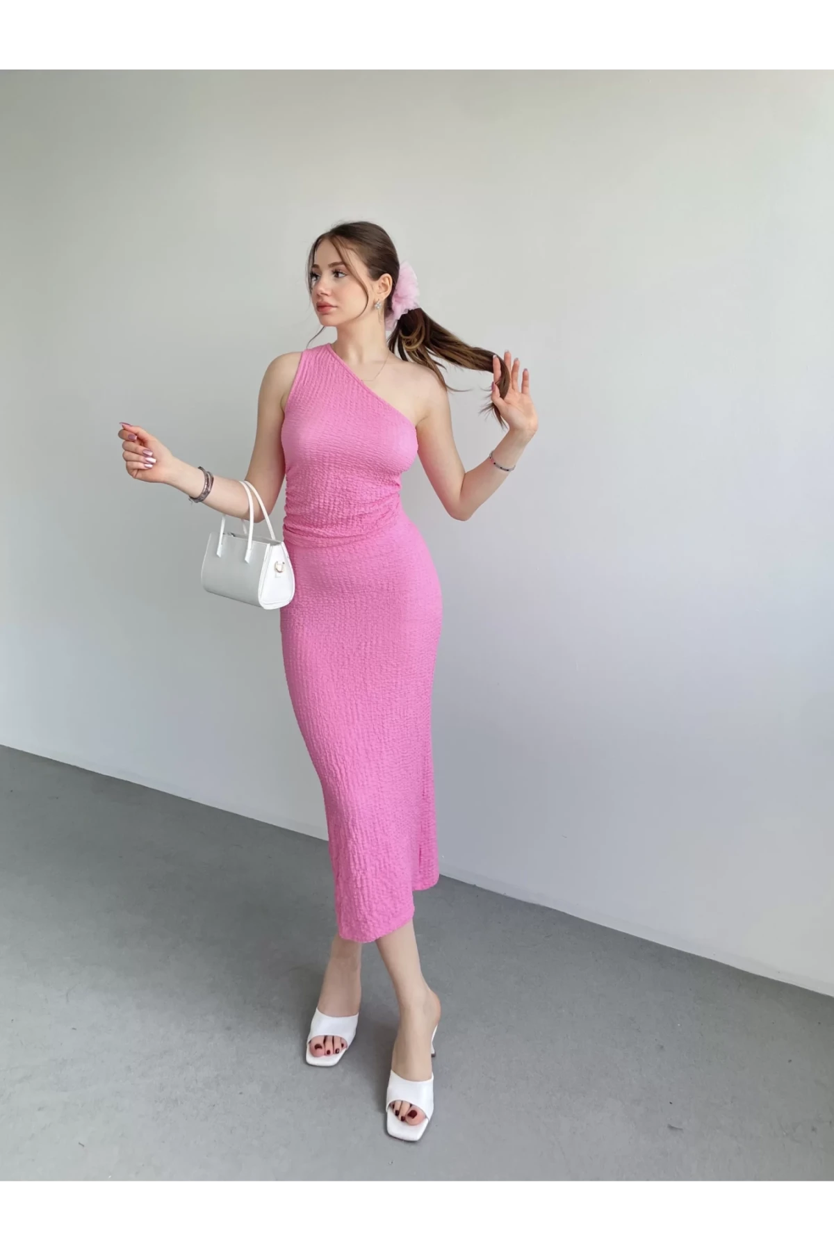 Kadın Pembe Gofre Kumaş Tek Omuz Bluz HZL25S-ZK13271