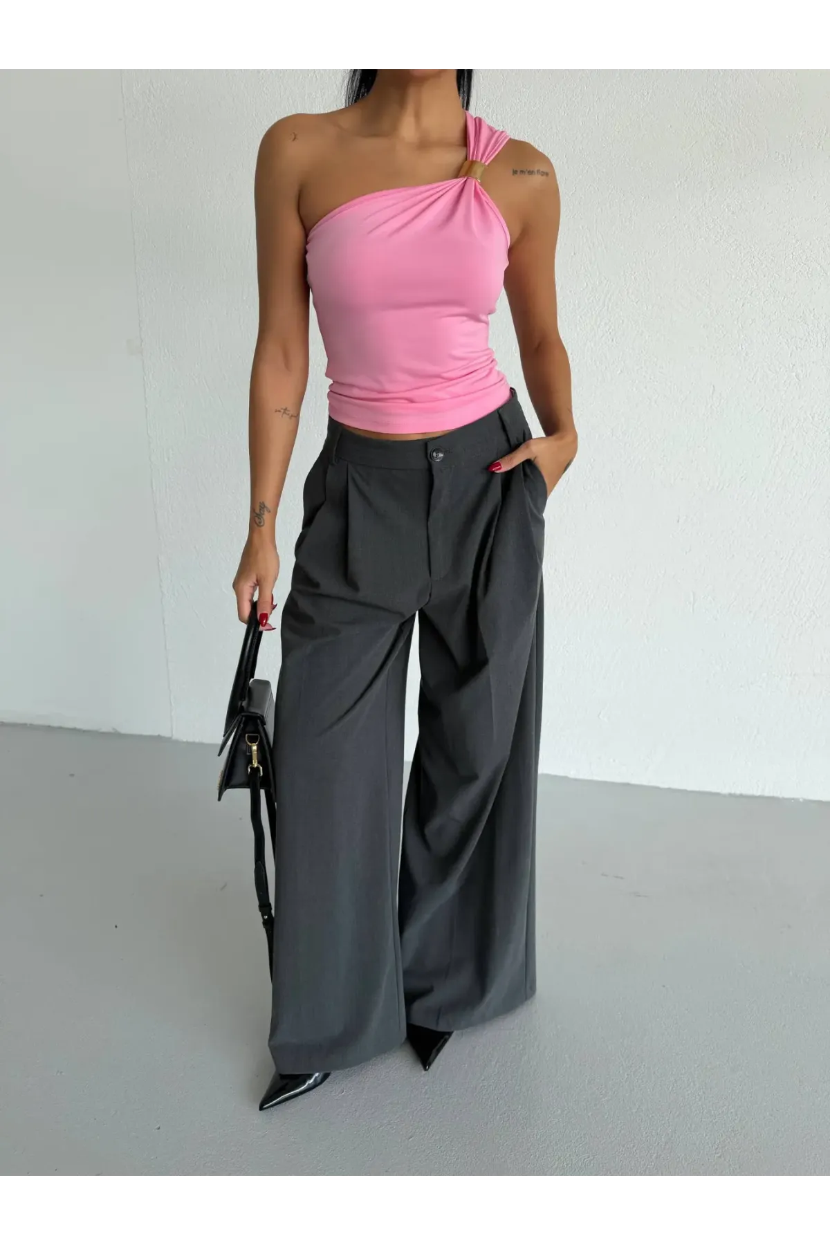 Kadın Pembe Tek Omuz Gold Metal Detaylı Sandy Bluz HZL26S-FRY123821