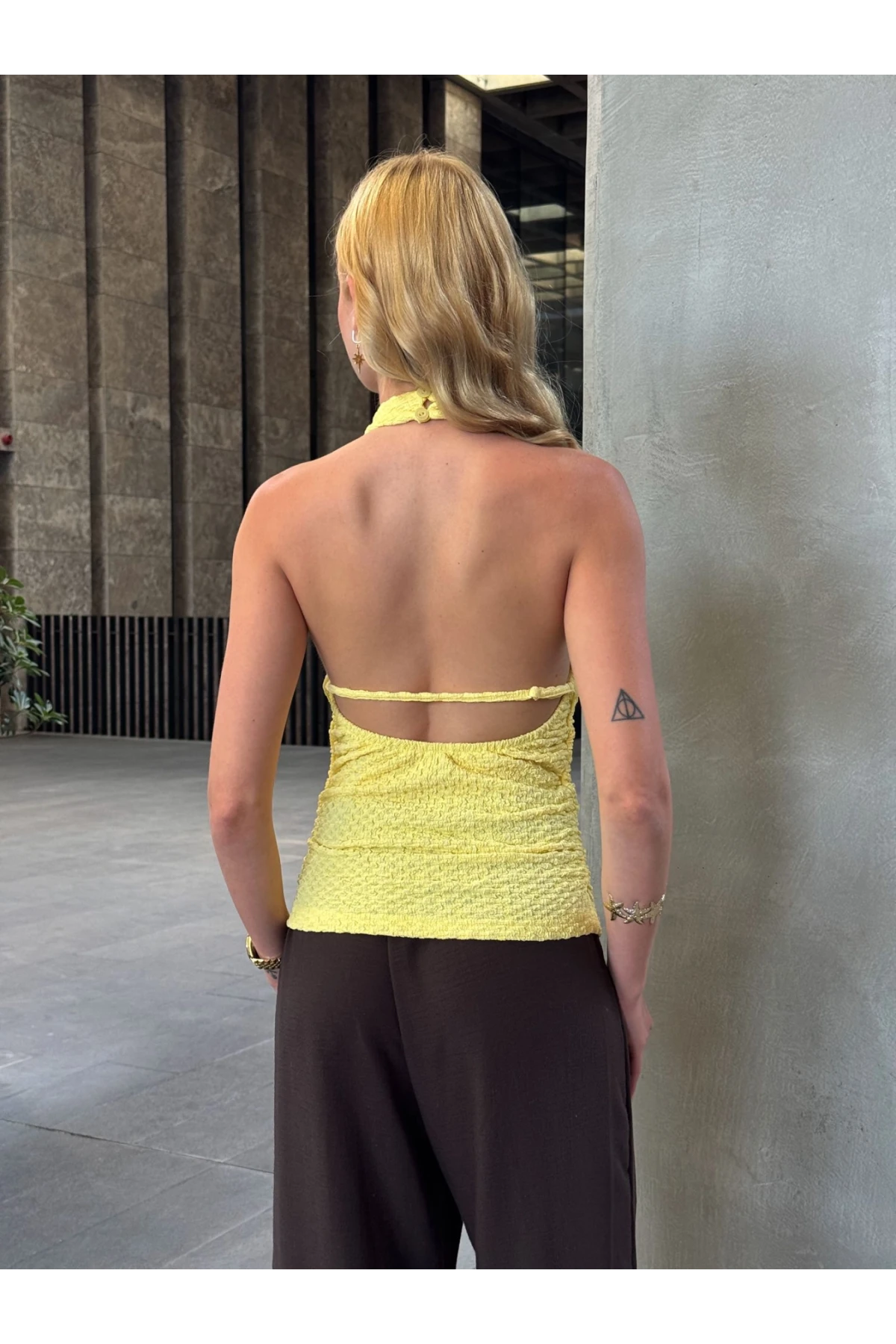 Kadın Sarı Boyundan Bağlamalı Gofre Kumaş Bluz HZL25S-ZK13631