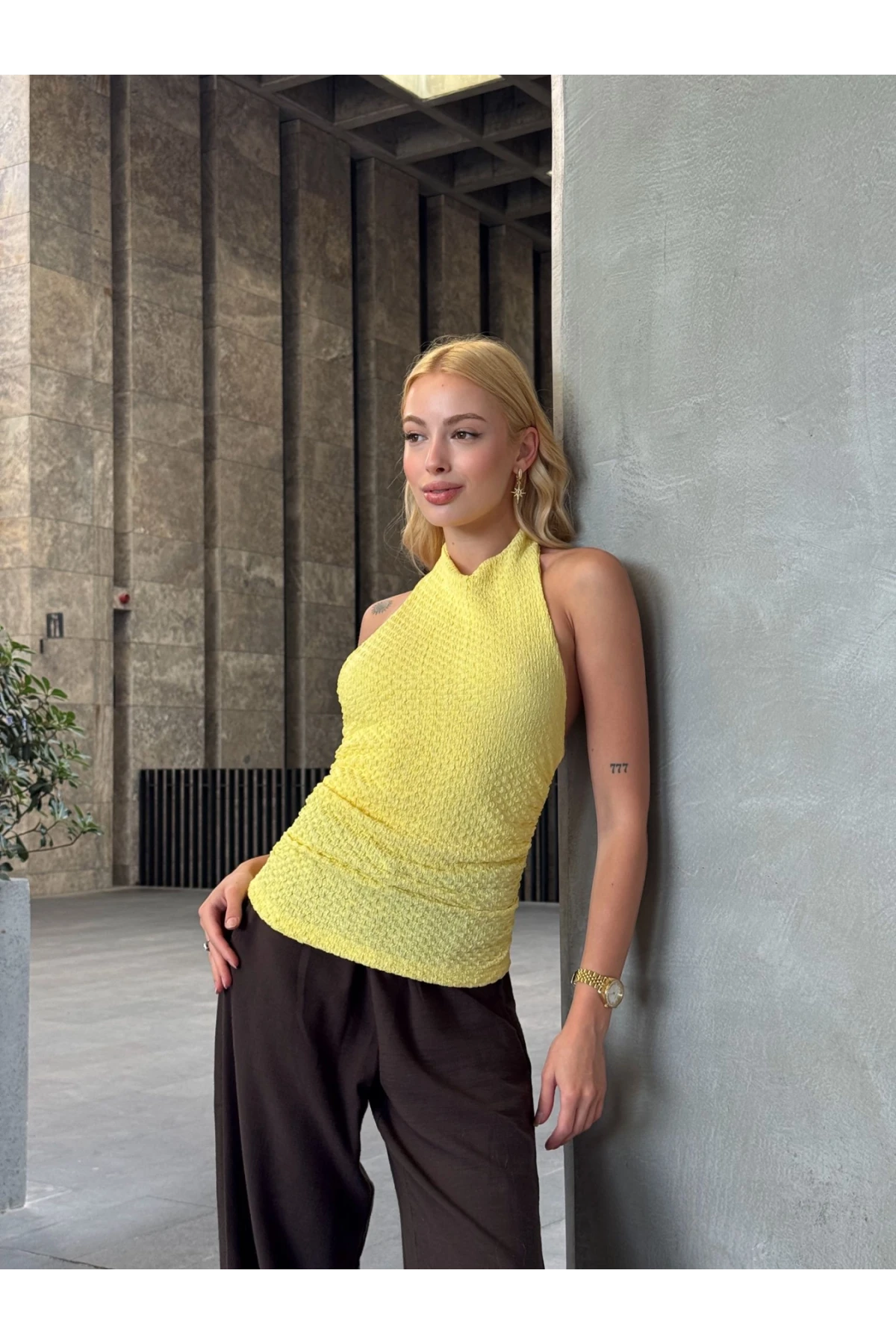 Kadın Sarı Boyundan Bağlamalı Gofre Kumaş Bluz HZL25S-ZK13631