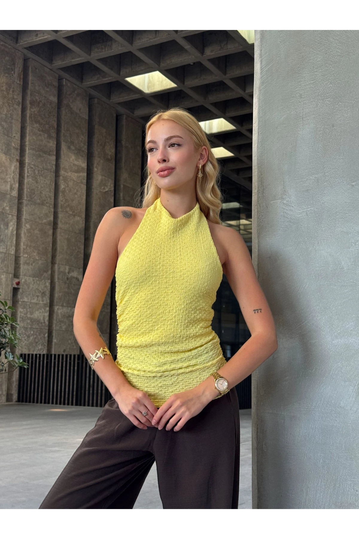 Kadın Sarı Boyundan Bağlamalı Gofre Kumaş Bluz HZL25S-ZK13631