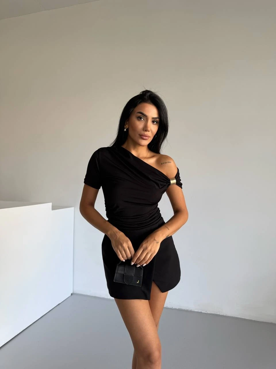 Kadın Siyah Asimetrik Drapelim Omuz Aksesuarlı Sandy Bluz HZL25S-FRY123231