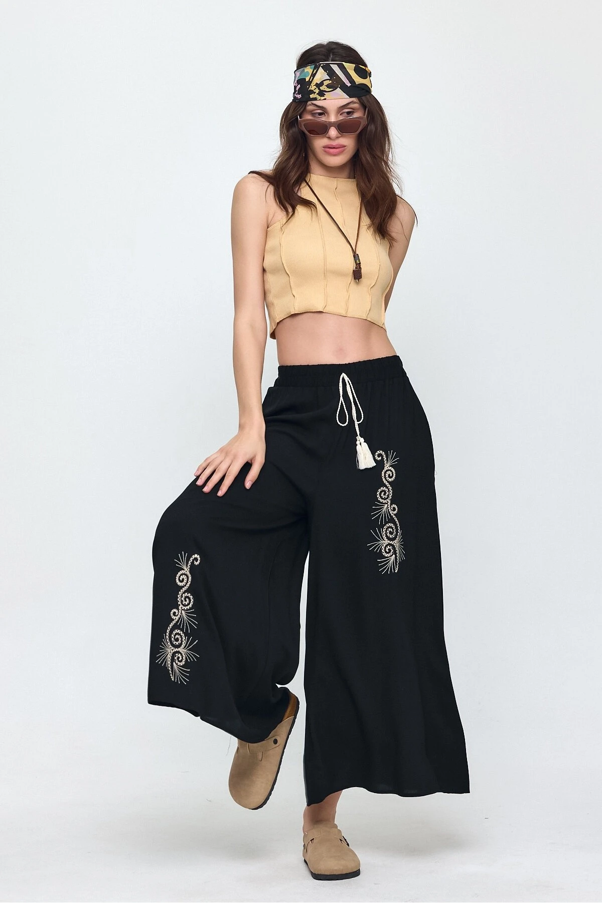 Kadın Siyah Beli Lastikli Nakış Detaylı Bol Kesim Viskon Pantolon HZL25S-VM10301