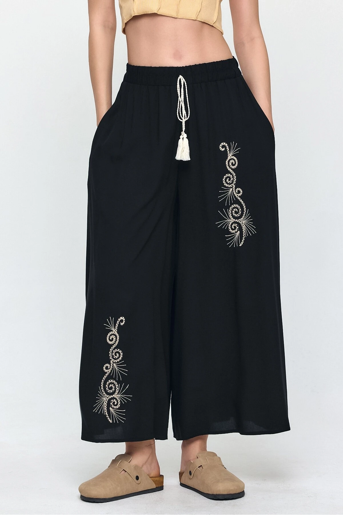Kadın Siyah Beli Lastikli Nakış Detaylı Bol Kesim Viskon Pantolon HZL25S-VM10301