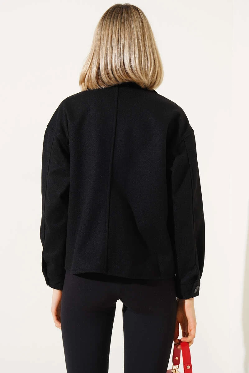 Kadın Siyah Düğmeli Cepli Kısa Kaşe Ceket HZL25W-BD107131