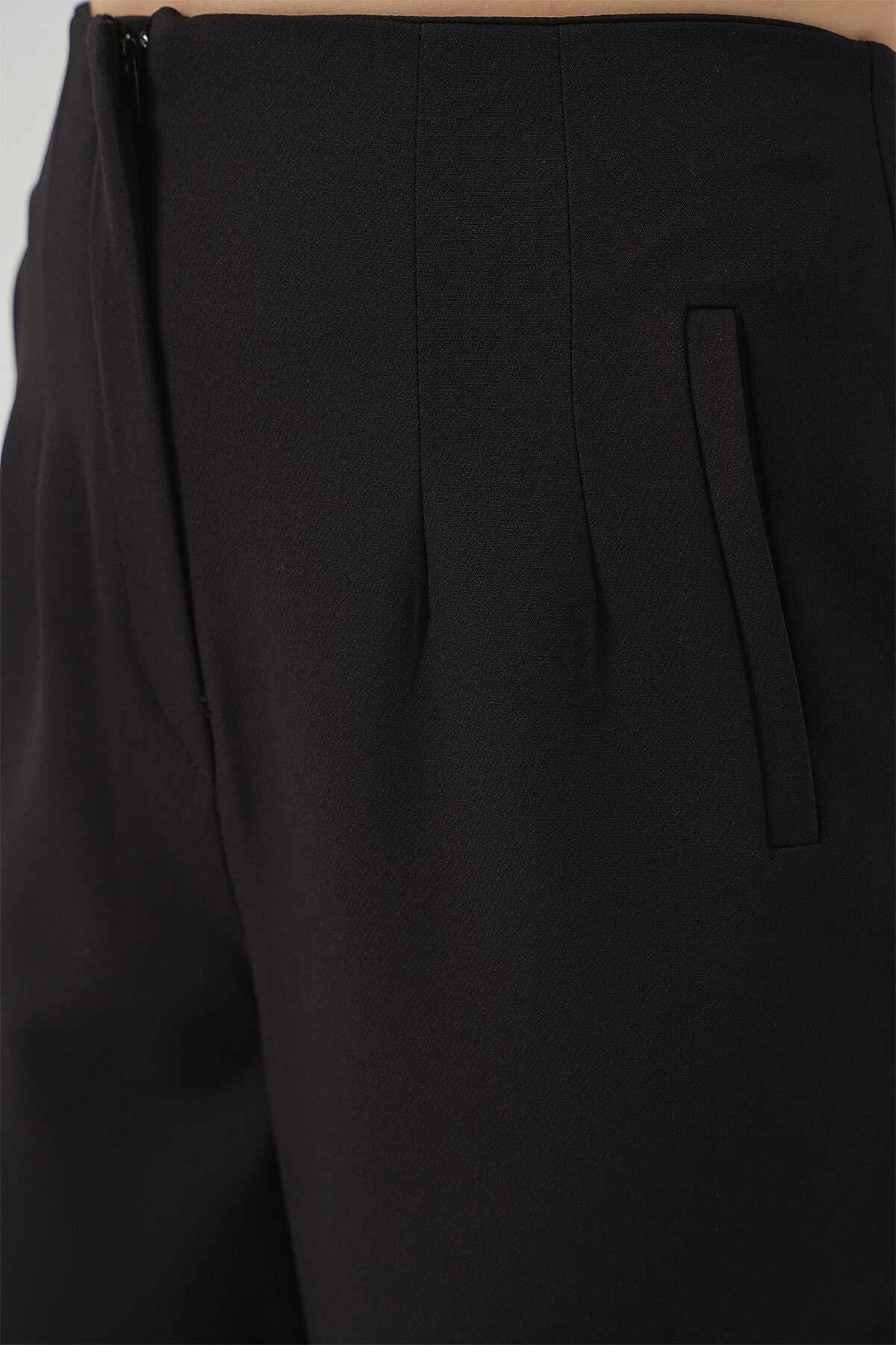 Kadın Siyah Fermuar Kapamalı Yüksek Bel Kumaş Pantolon HZL25W-BD166501