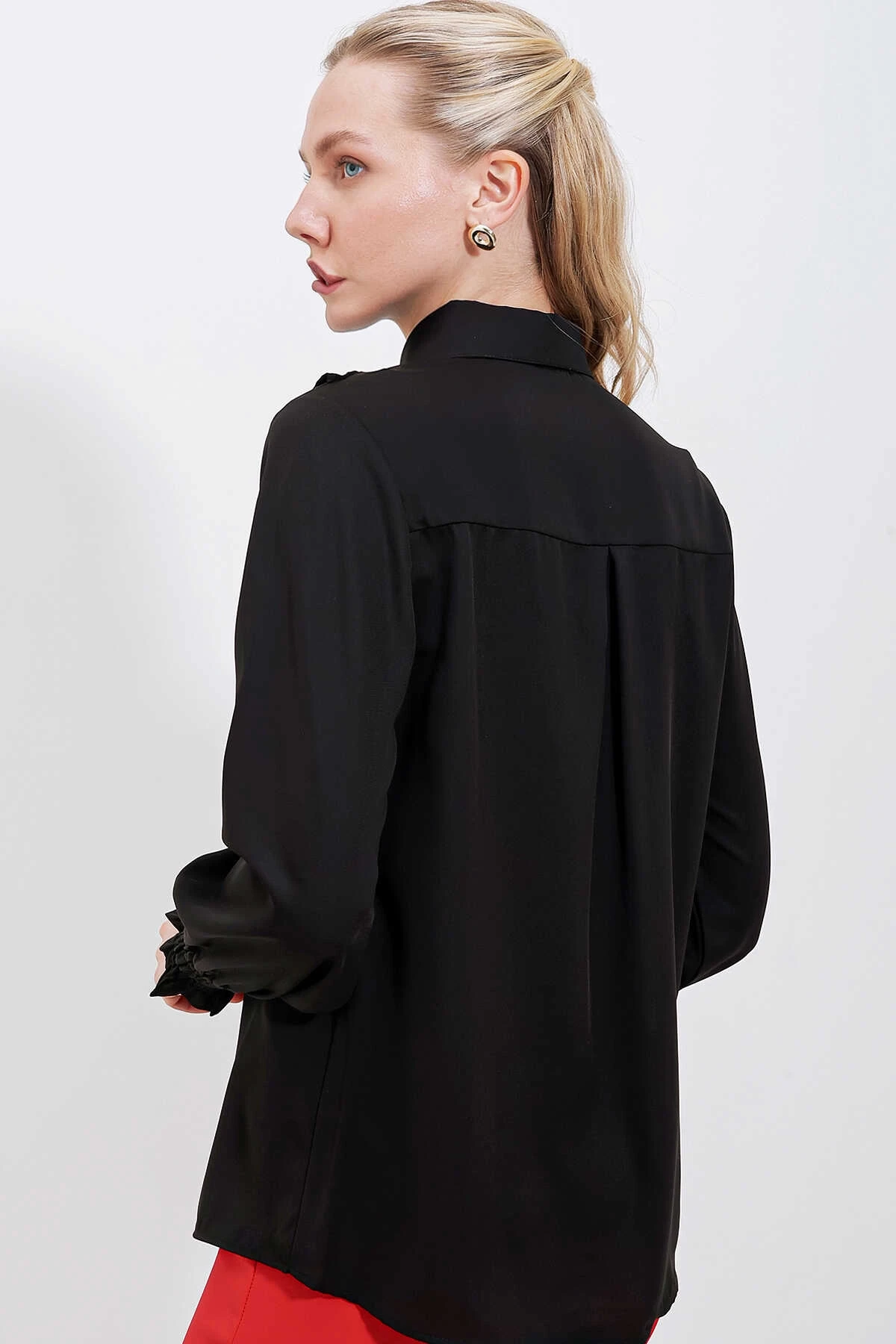 Kadın Siyah Fırfır Detaylı Uzun Kollu Şık Gömlek HZL25W-BD1202231