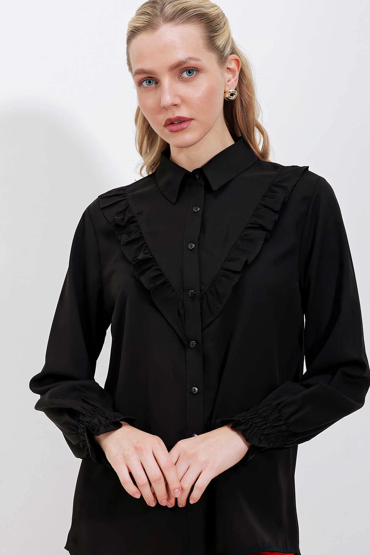 Kadın Siyah Fırfır Detaylı Uzun Kollu Şık Gömlek HZL25W-BD1202231
