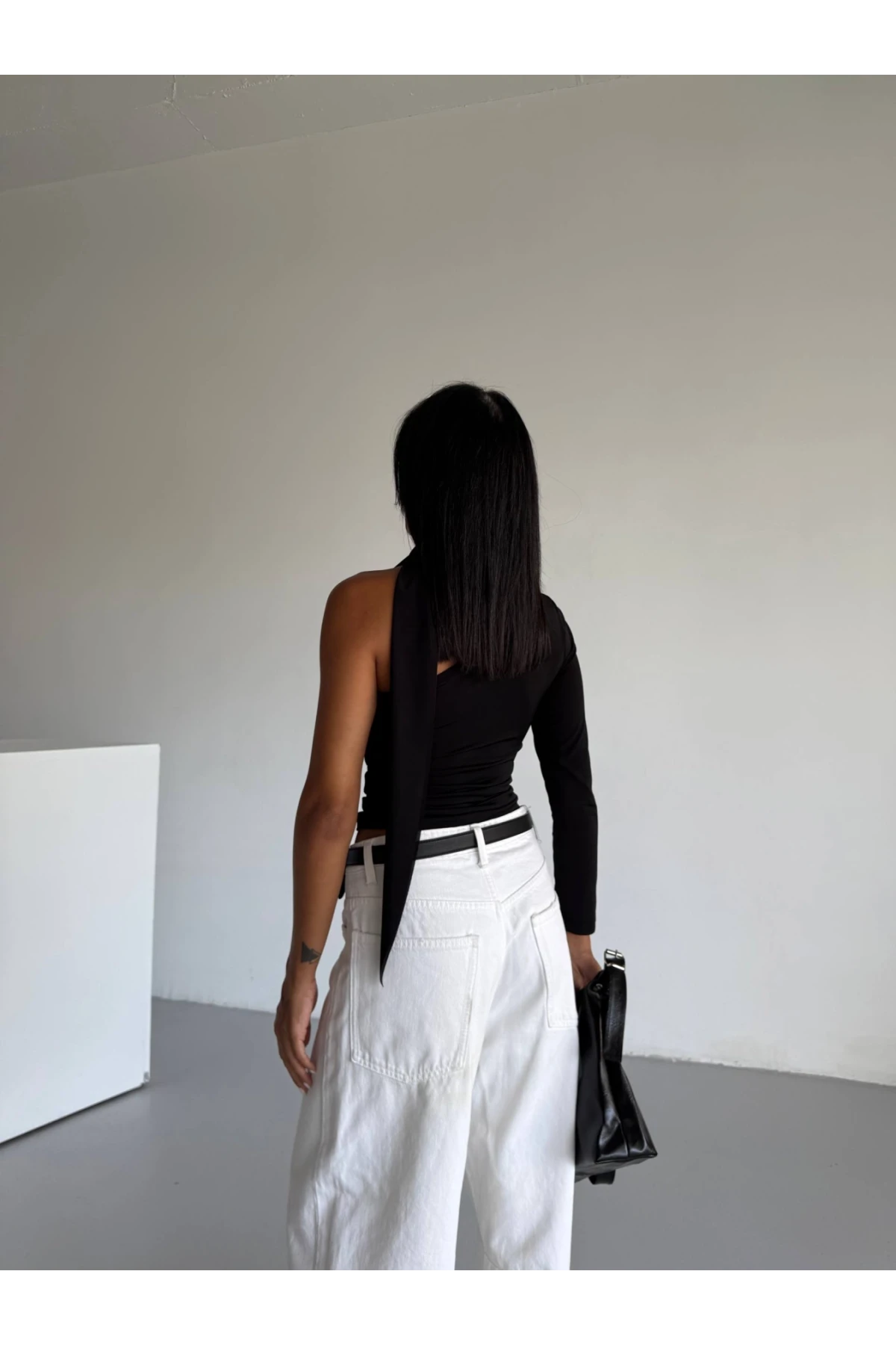 Kadın Siyah Fularlı Sandy Kumaş Asimetrik Kesim Bluz HZL25S-FRY123371