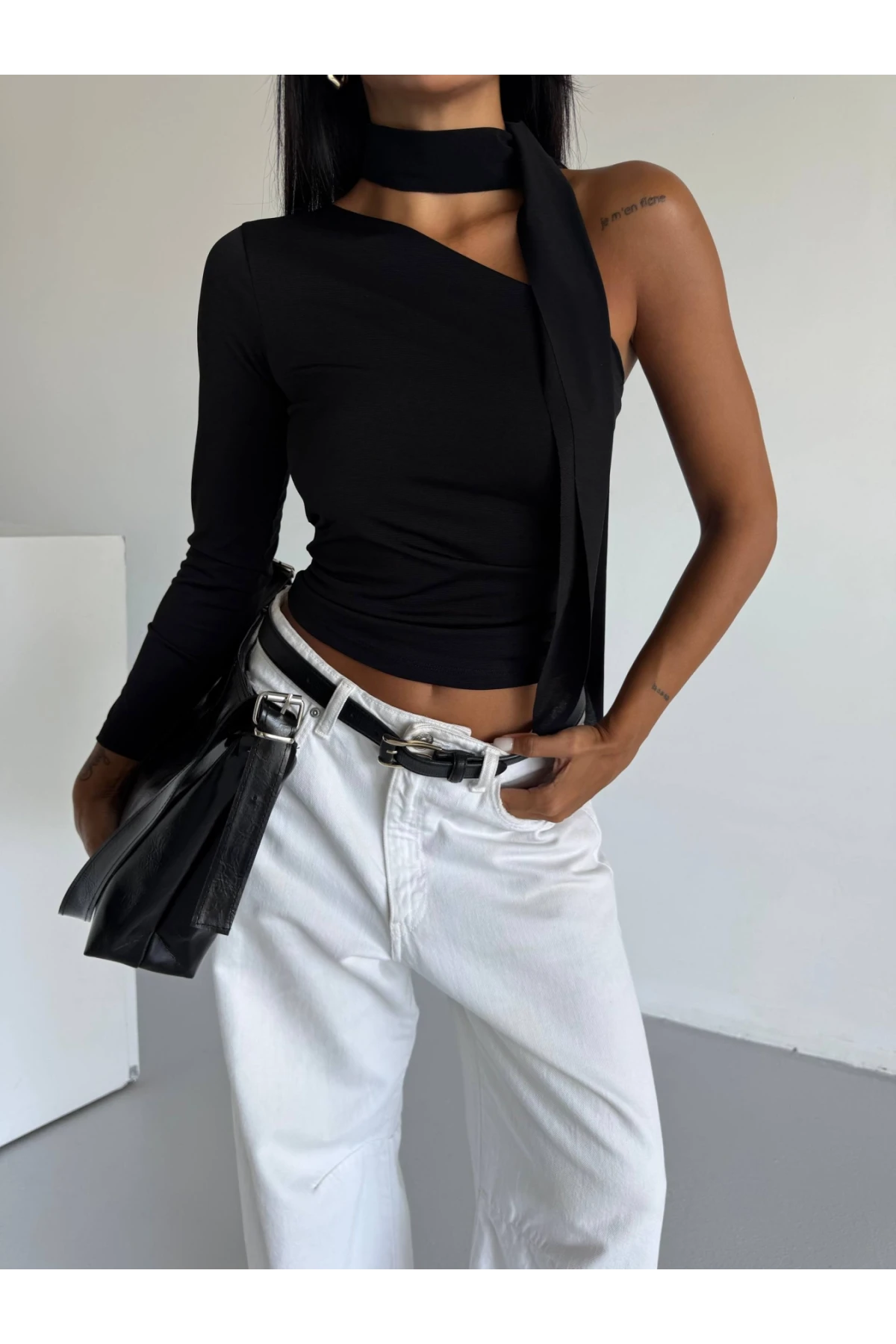 Kadın Siyah Fularlı Sandy Kumaş Asimetrik Kesim Bluz HZL25S-FRY123371