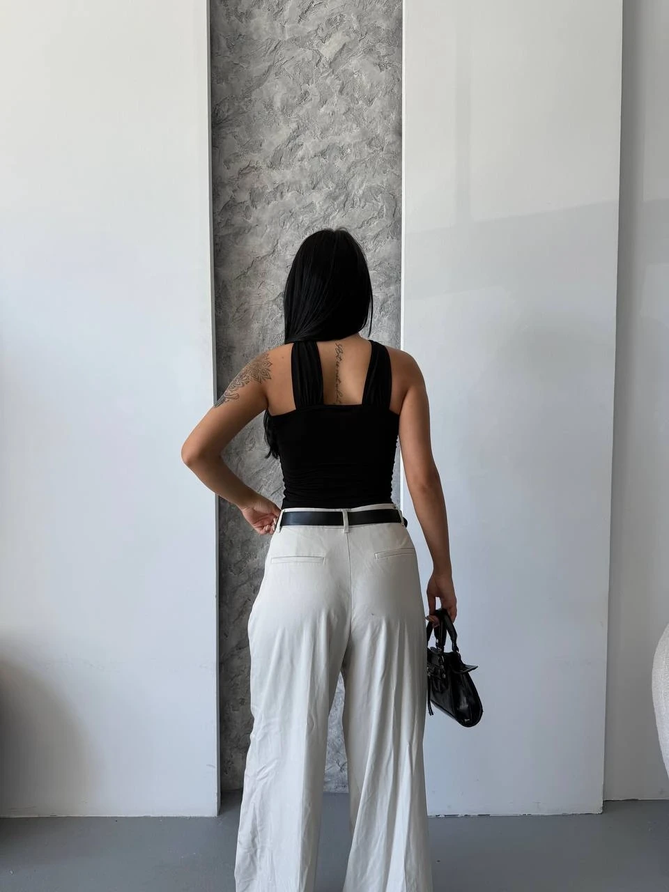 Kadın Siyah Halter Yaka Metal Detaylı Şık Crop Bluz HZL25S-FRY123251