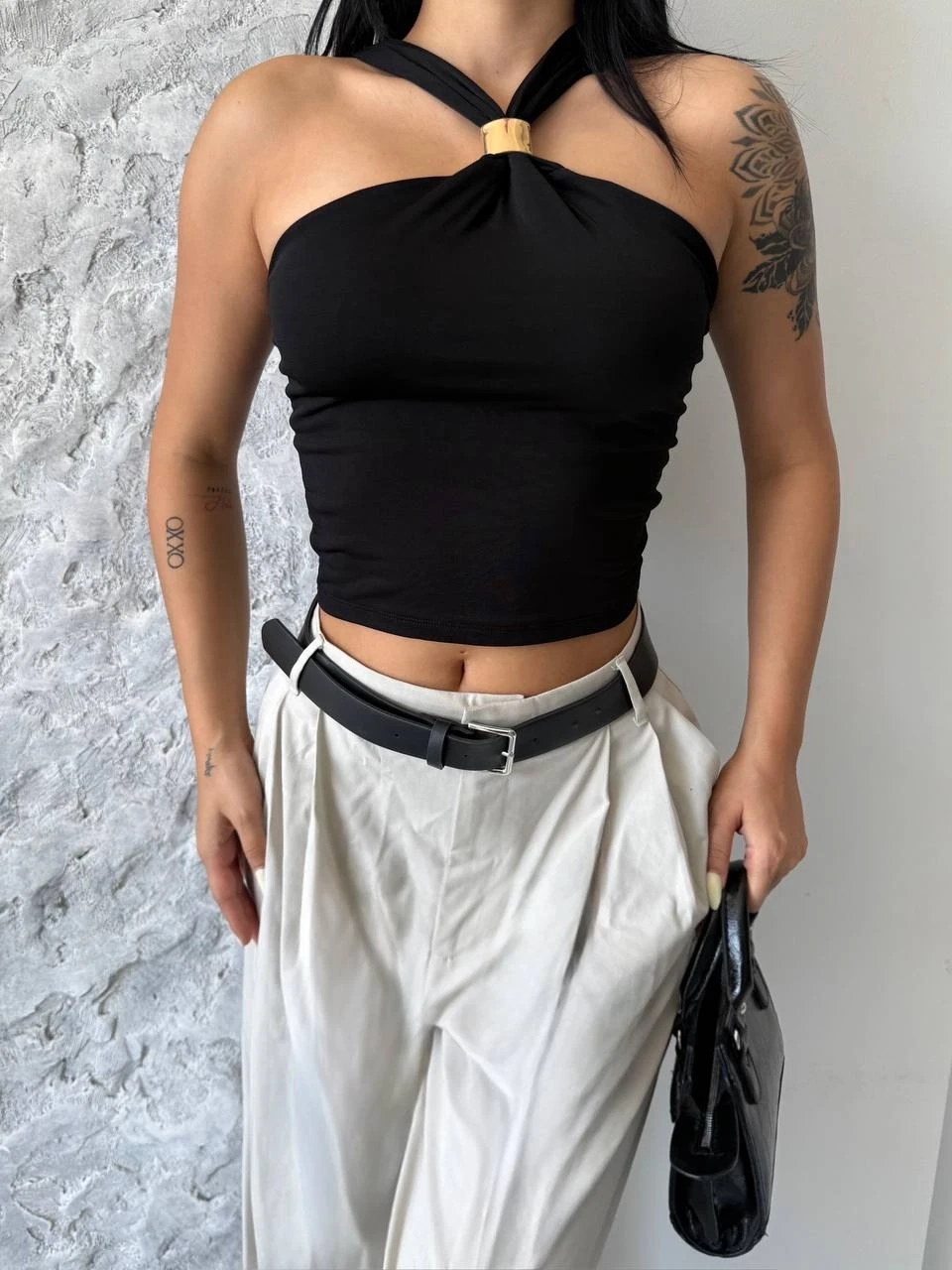 Kadın Siyah Halter Yaka Metal Detaylı Şık Crop Bluz HZL25S-FRY123251