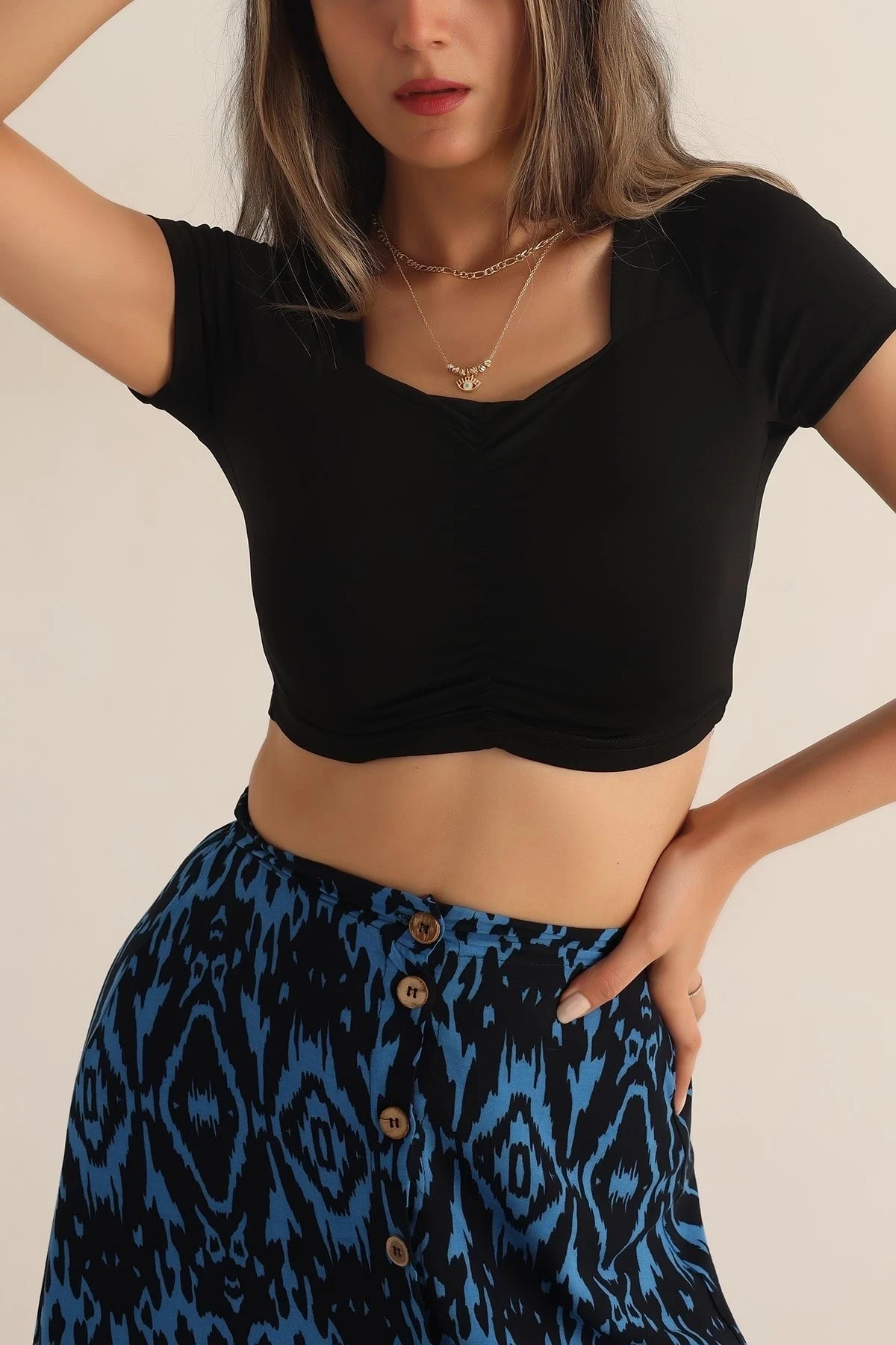 Kadın Siyah Kare Yaka Ön Büzgülü Crop Bluz HZL23S-SND120151