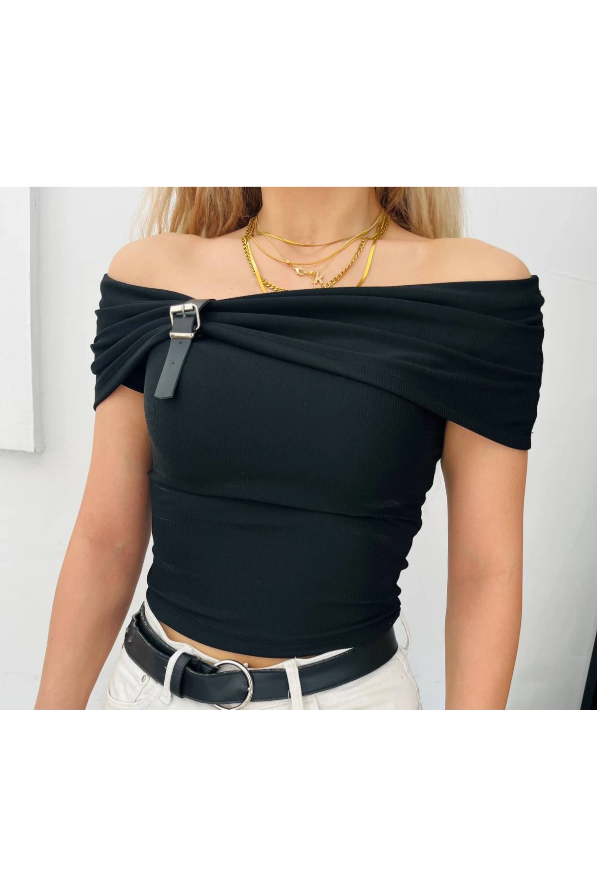 Kadın Siyah Kemer Detaylı Madonna Yaka Bluz HZL25S-FRY123161