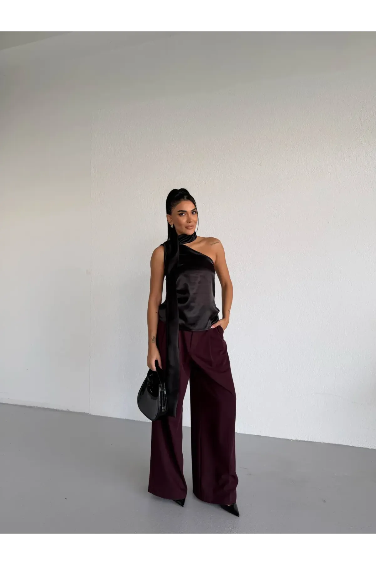 Kadın Siyah Saten Şal Yaka Boyun Bağlamalı Asimetrik Bluz HZL26W-FRY123731