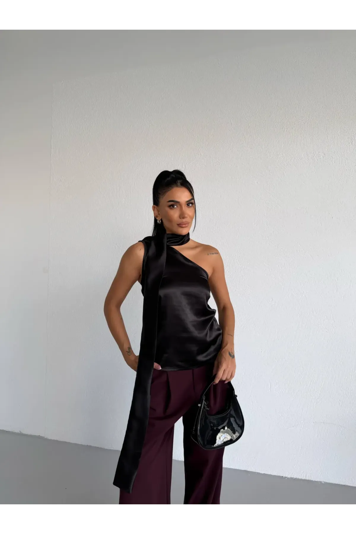 Kadın Siyah Saten Şal Yaka Boyun Bağlamalı Asimetrik Bluz HZL26W-FRY123731