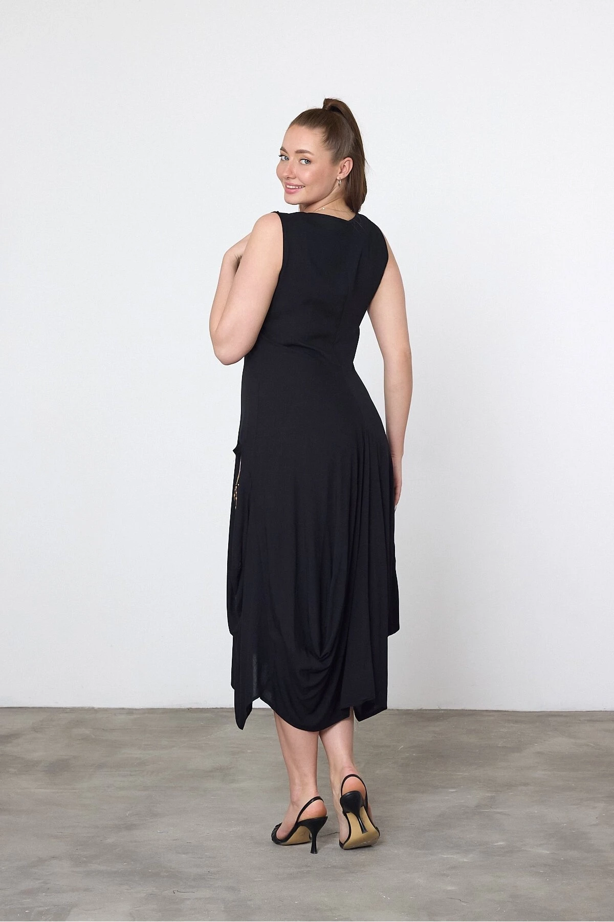 Kadın Siyah Sıfır Kol Nakış Detaylı Cepli Şalvar Elbise HZL25S-VM10351