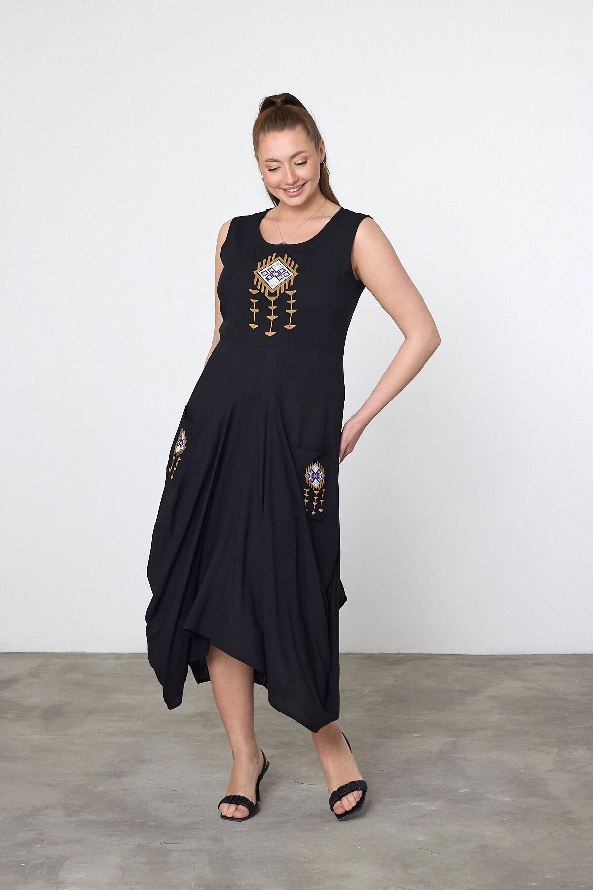 Kadın Siyah Sıfır Kol Nakış Detaylı Cepli Şalvar Elbise HZL25S-VM10351