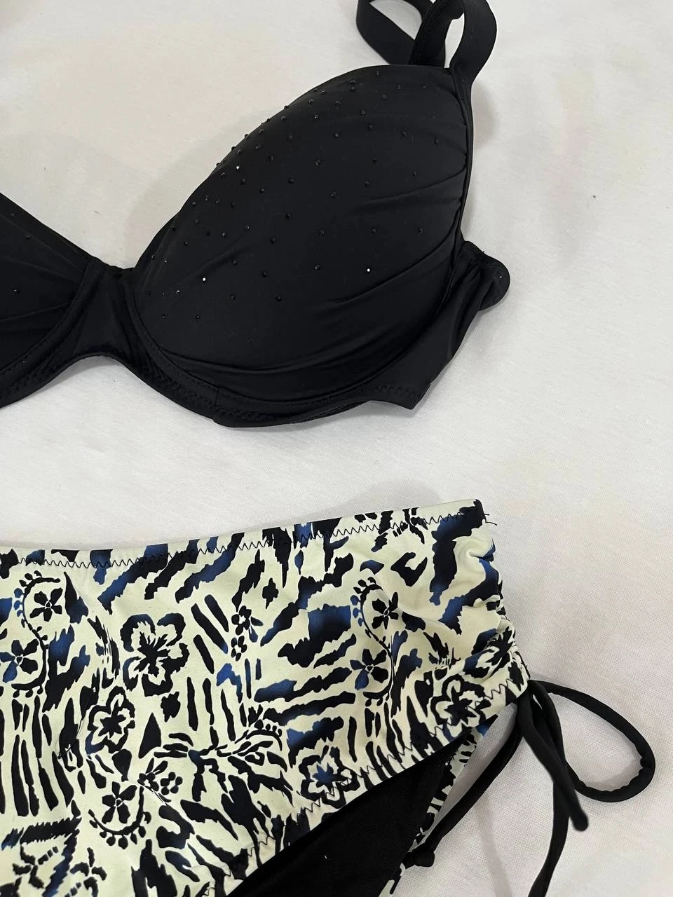 Kadın Siyah Taş İşlemeli Bej Desenli Astarlı Büyük Beden Bikini Takımı HZL25S-LC3351