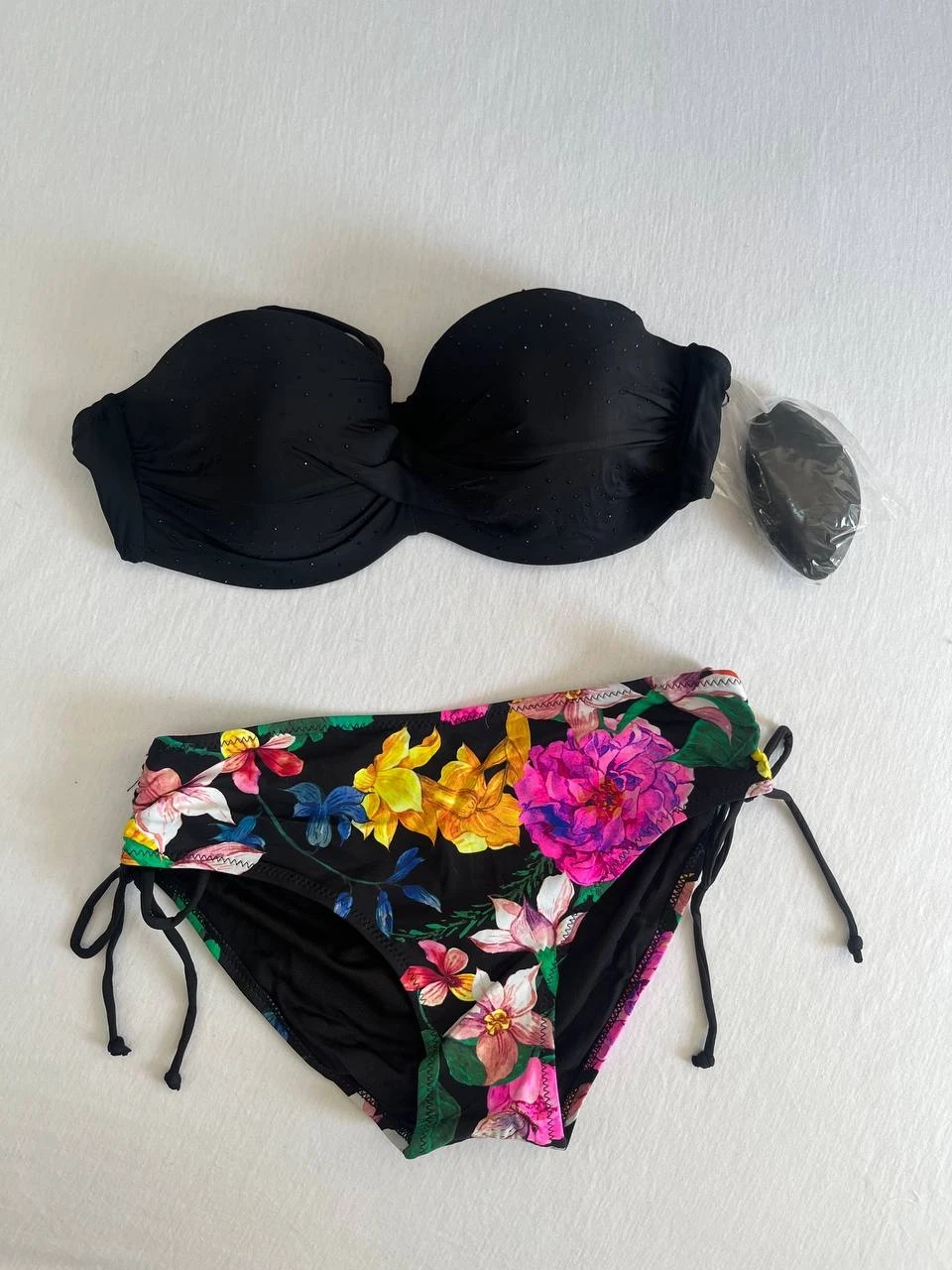 Kadın Siyah Taş İşlemeli Çiçek Desenli Bikini Takım HZL25S-LC3368