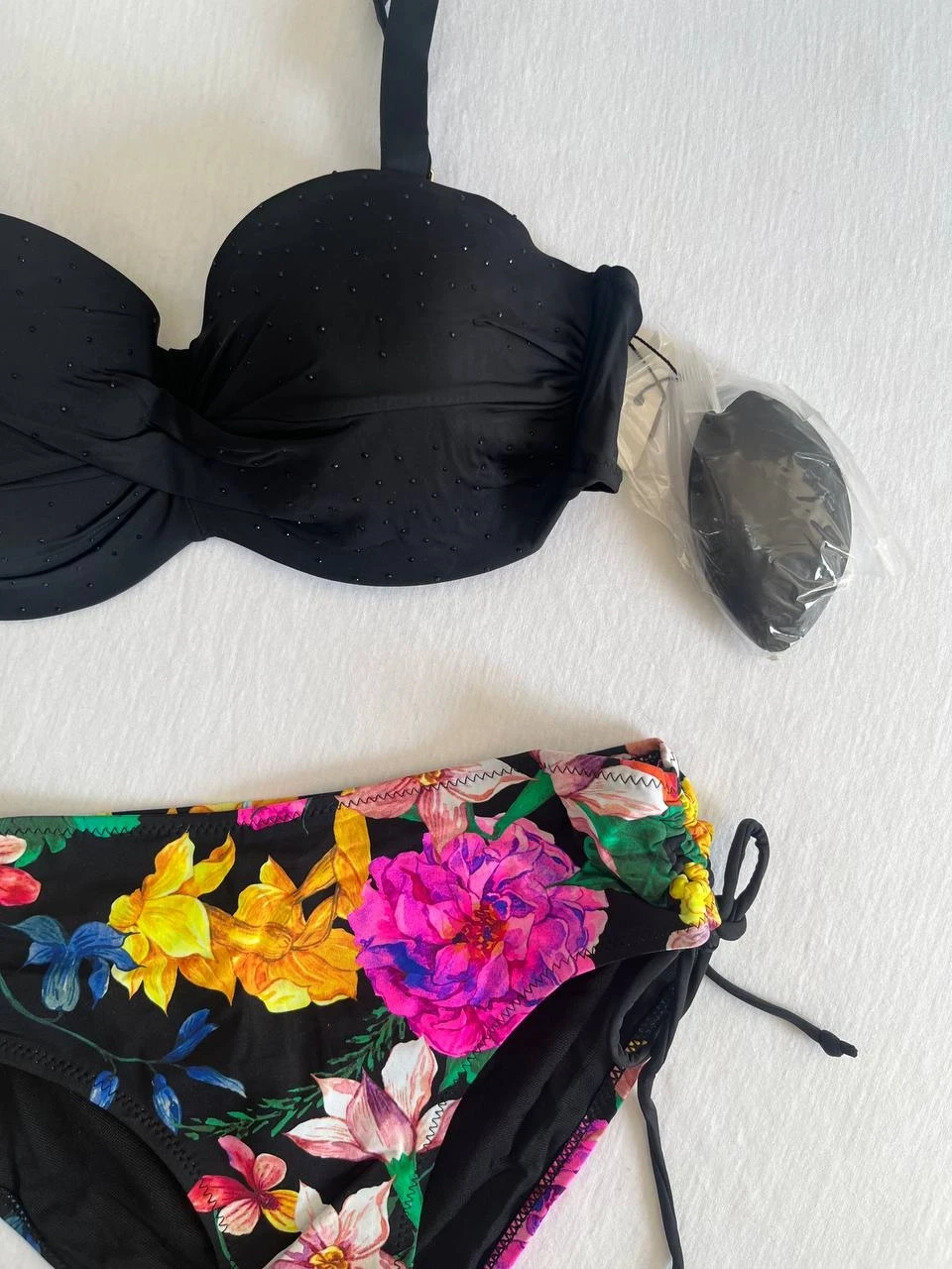 Kadın Siyah Taş İşlemeli Çiçek Desenli Bikini Takım HZL25S-LC3368