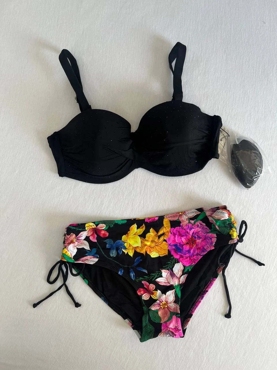 Kadın Siyah Taş İşlemeli Çiçek Desenli Bikini Takım HZL25S-LC3368