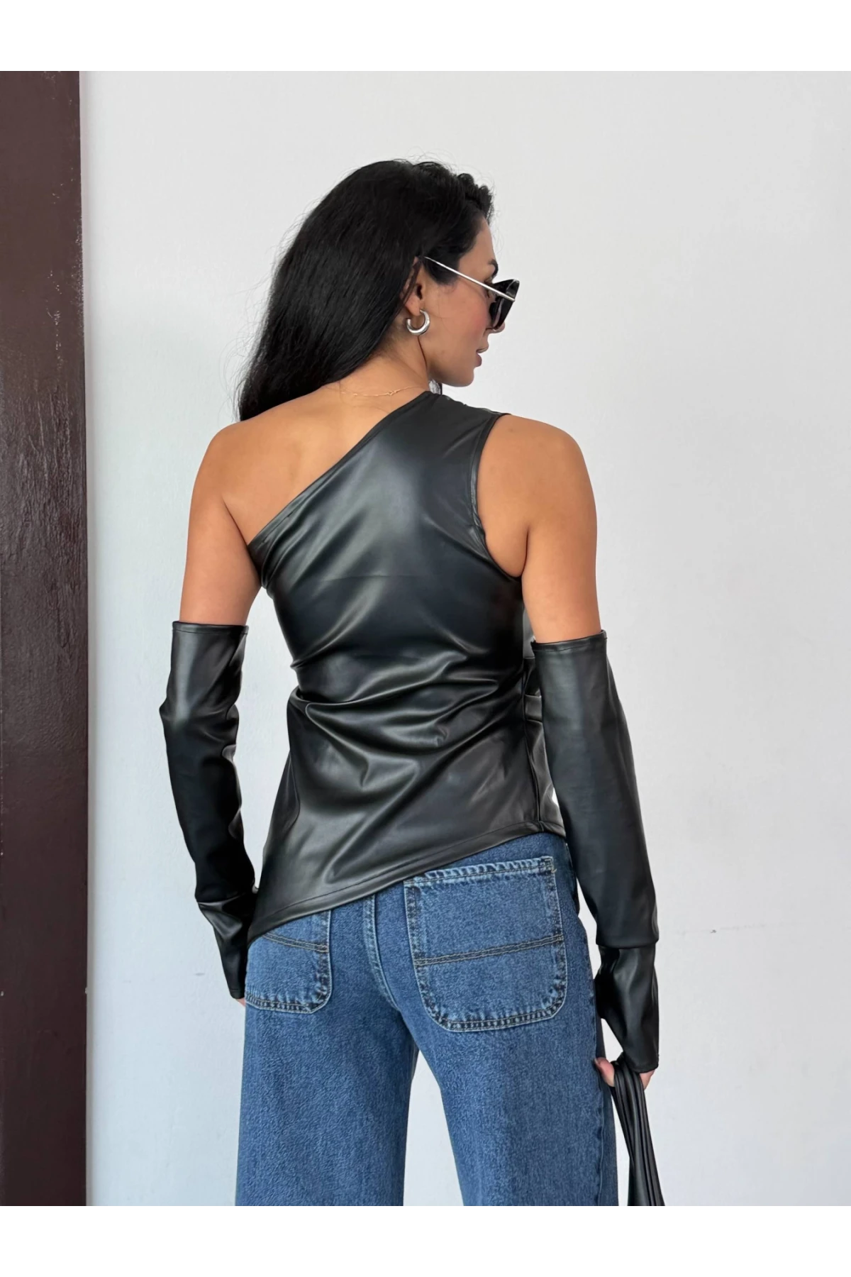 Kadın Siyah Tek Omuz Asimetrik Kesim Eldiven Detay Deri Bluz HZL25W-FRY123641