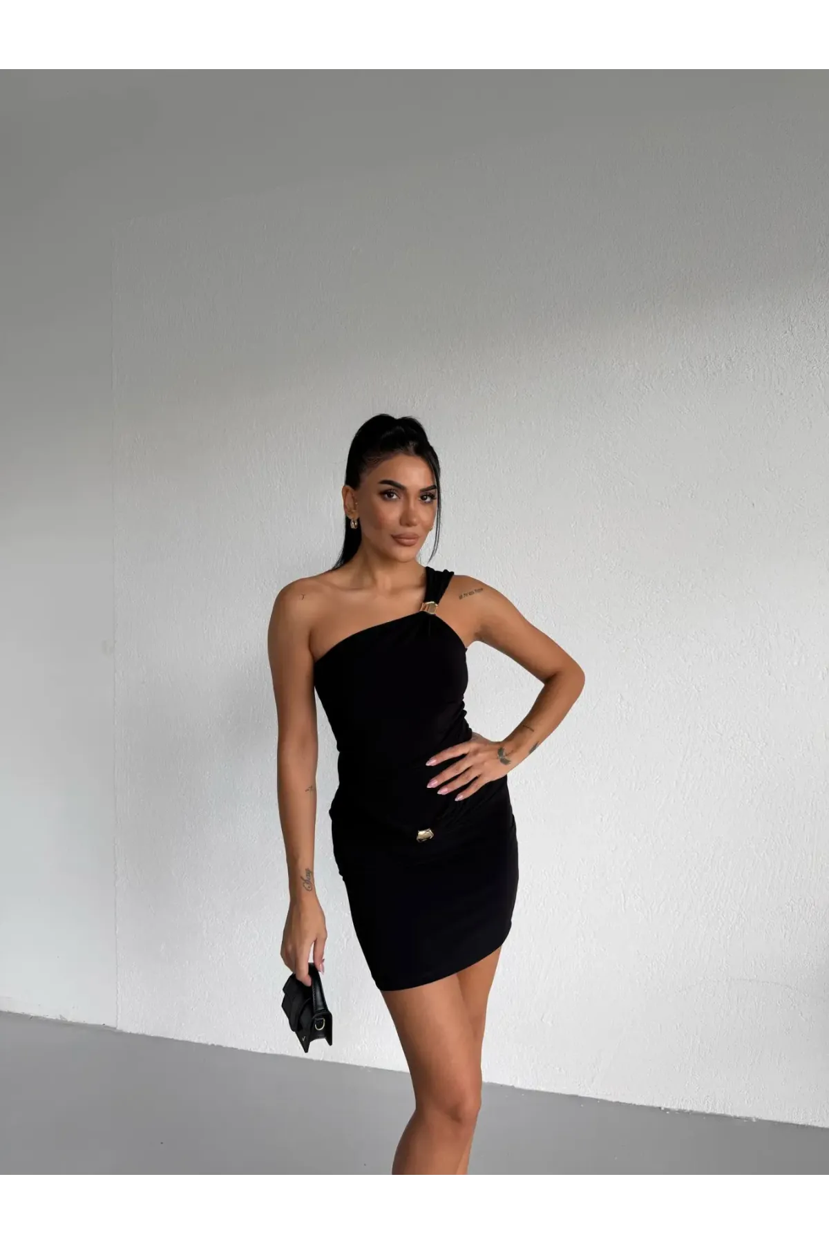 Kadın Siyah Tek Omuz Gold Aksesuarlı Sandy Mini Elbise HZL26W-FRY123781