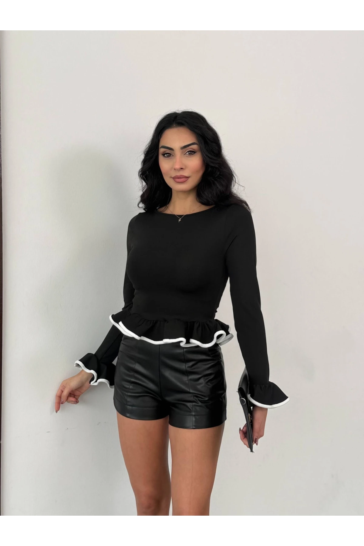 Kadın Siyah Uzun Kollu Volanlı ve Biyeli Dalgıç Kumaş Bluz HZL25W-FRY123651