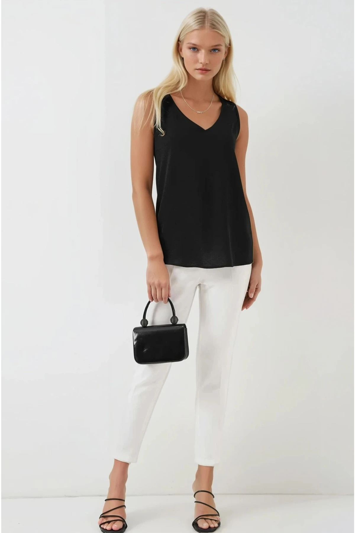 Kadın Siyah V Yaka Sıfır Kol Bluz HZL25S-BD19501