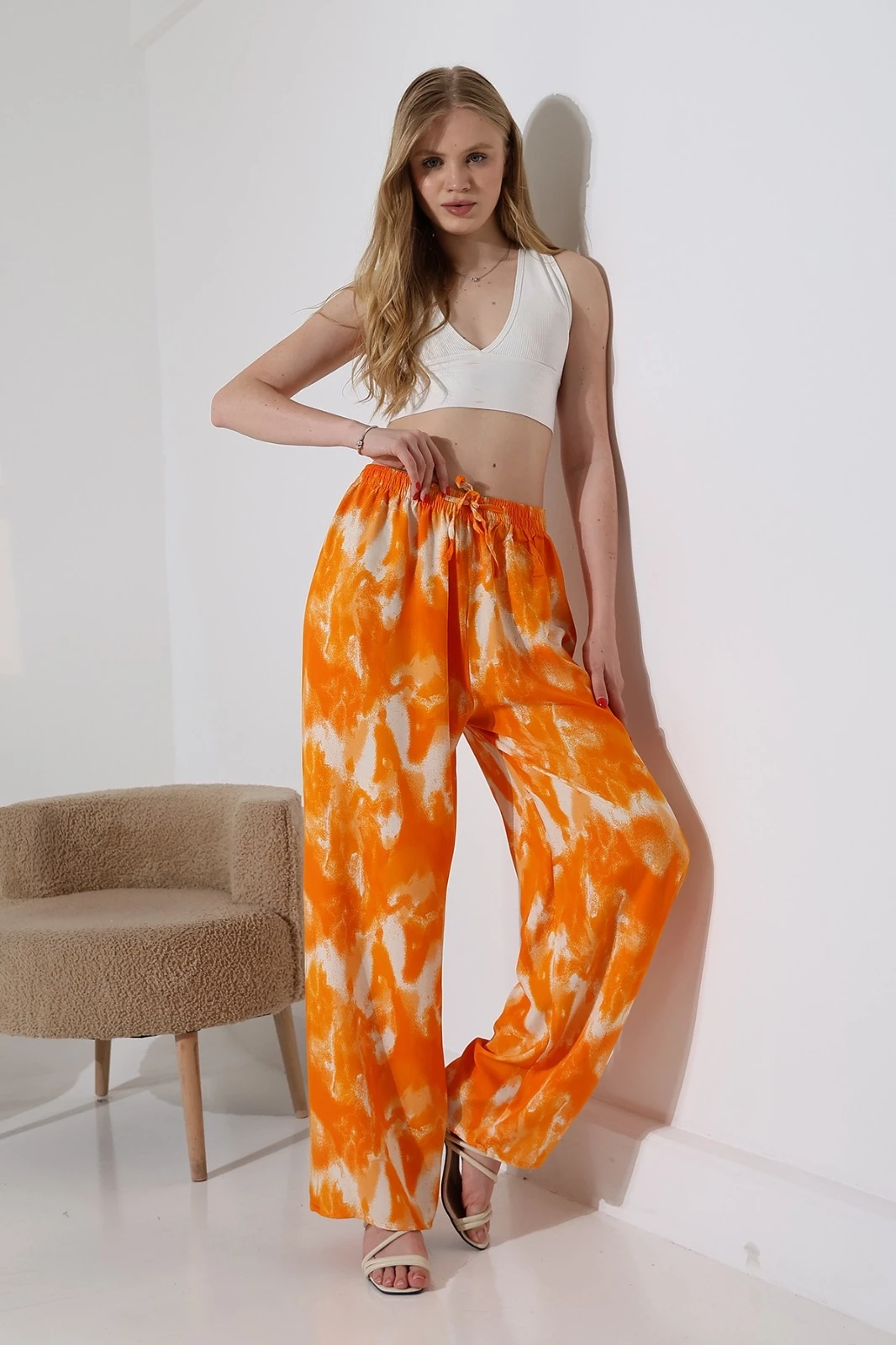 Kadın Turuncu Desenli Beli Lastikli Cepsiz Bol Kesim Viskon Pantolon HZL25S-DSB17771