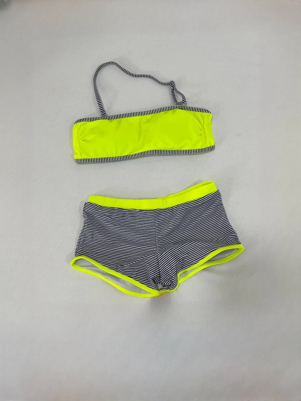 Kız Çocuk Neon Sarı Siyah Çizgili Şortlu 4-12 Yaş Straplez Bikini Takım HZL24S-LC9034