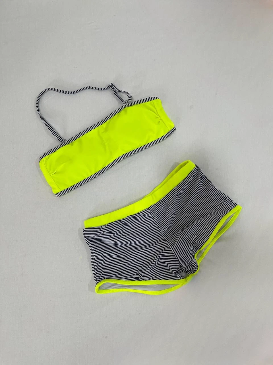Kız Çocuk Neon Sarı Siyah Çizgili Şortlu 4-12 Yaş Straplez Bikini Takım HZL24S-LC9034