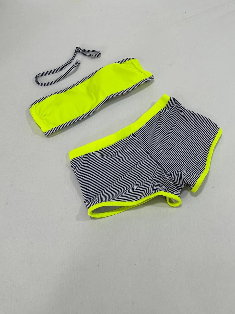 Kız Çocuk Neon Sarı Siyah Çizgili Şortlu 4-12 Yaş Straplez Bikini Takım HZL24S-LC9034