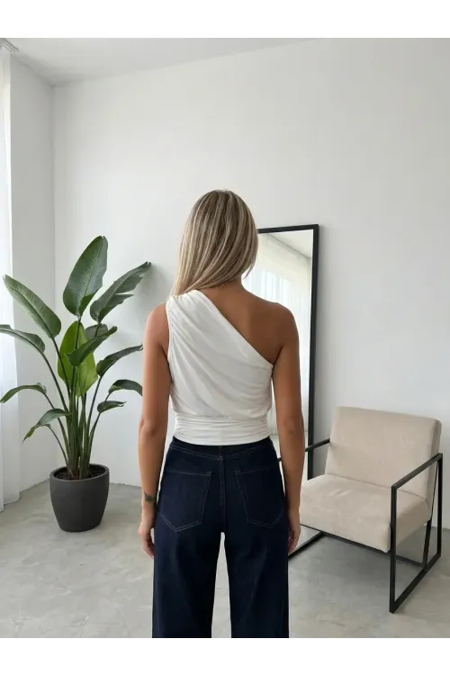 Kadın Beyaz Asimetrik Tek Omuz Drapeli Gold Aksesuar Detaylı Sandy Bluz HZL26S-FRY123751