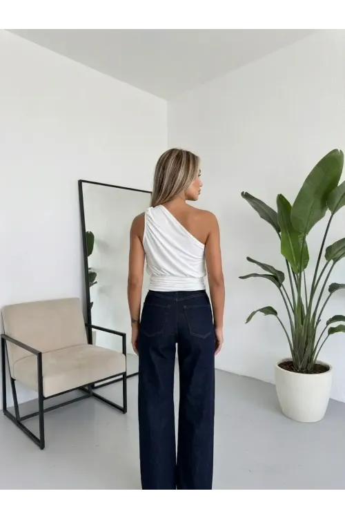 Kadın Beyaz Asimetrik Tek Omuz Drapeli Gold Aksesuar Detaylı Sandy Bluz HZL26S-FRY123751