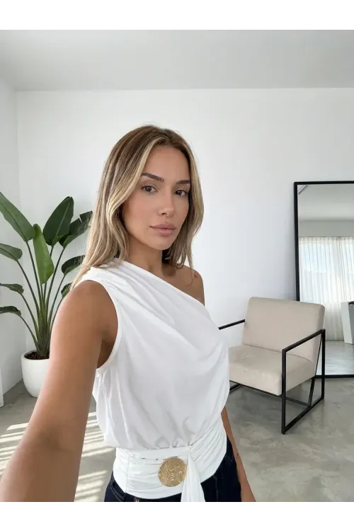 Kadın Beyaz Asimetrik Tek Omuz Drapeli Gold Aksesuar Detaylı Sandy Bluz HZL26S-FRY123751