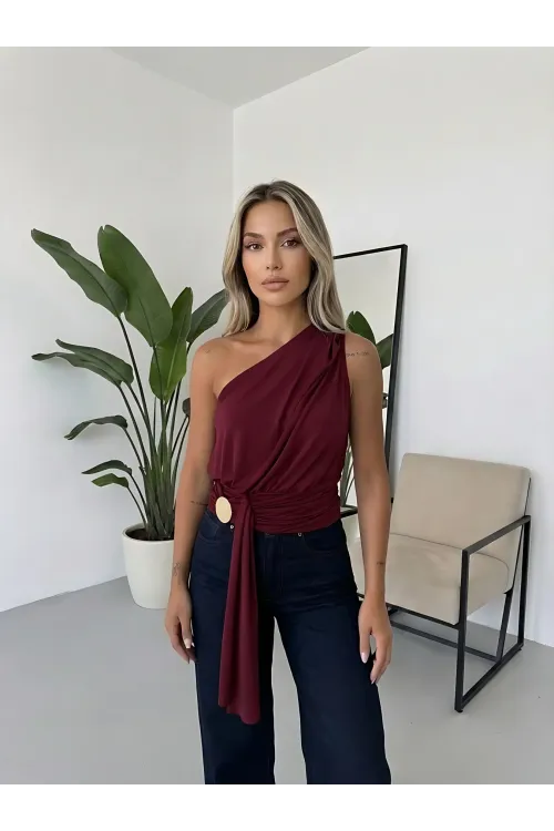 Kadın Bordo Asimetrik Tek Omuz Drapeli Gold Aksesuar Detaylı Sandy Bluz HZL26S-FRY123751