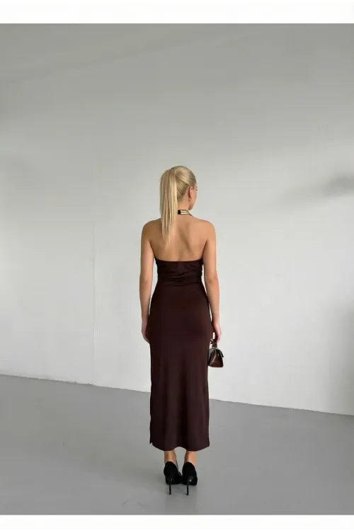 Kadın Kahverengi Boyundan Aksesuarlı Yandan Yırtmaçlı Midi Boy Sandy Elbise HZL26S-FRY123841